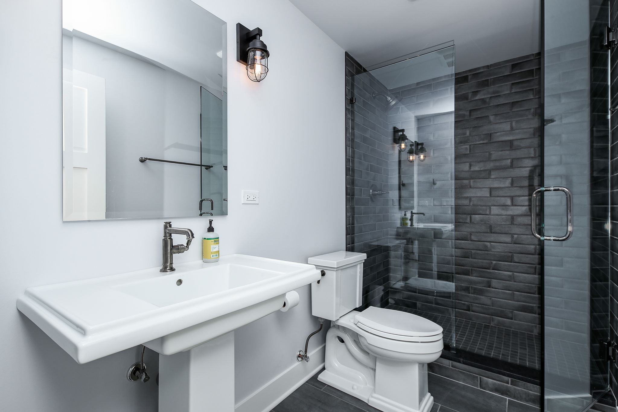 https://5237130.fs1.hubspotusercontent-na1.net/hubfs/5237130/10-web-or-mls-1130%20N%20Walnut%20Ave-9%20(2).jpg
