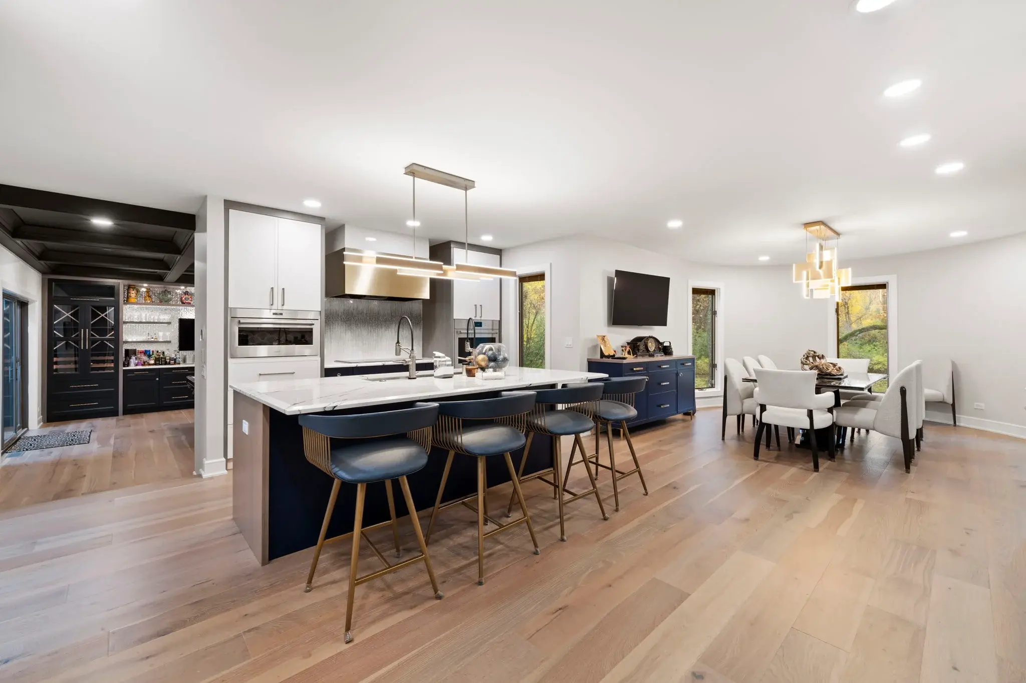 https://5237130.fs1.hubspotusercontent-na1.net/hubfs/5237130/13-web-or-mls-4522-red-oak-ln-1.webp