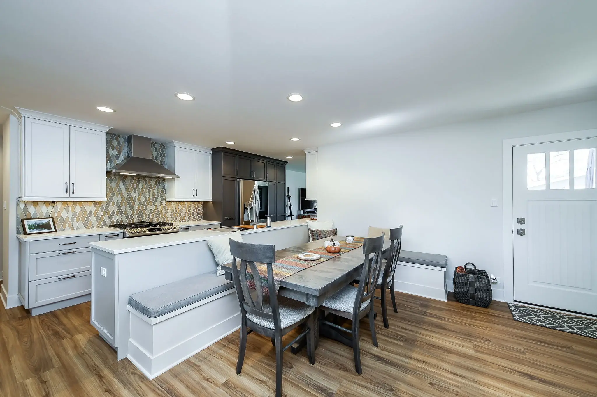 https://5237130.fs1.hubspotusercontent-na1.net/hubfs/5237130/7-web-or-mls-Dining%20room%202.webp