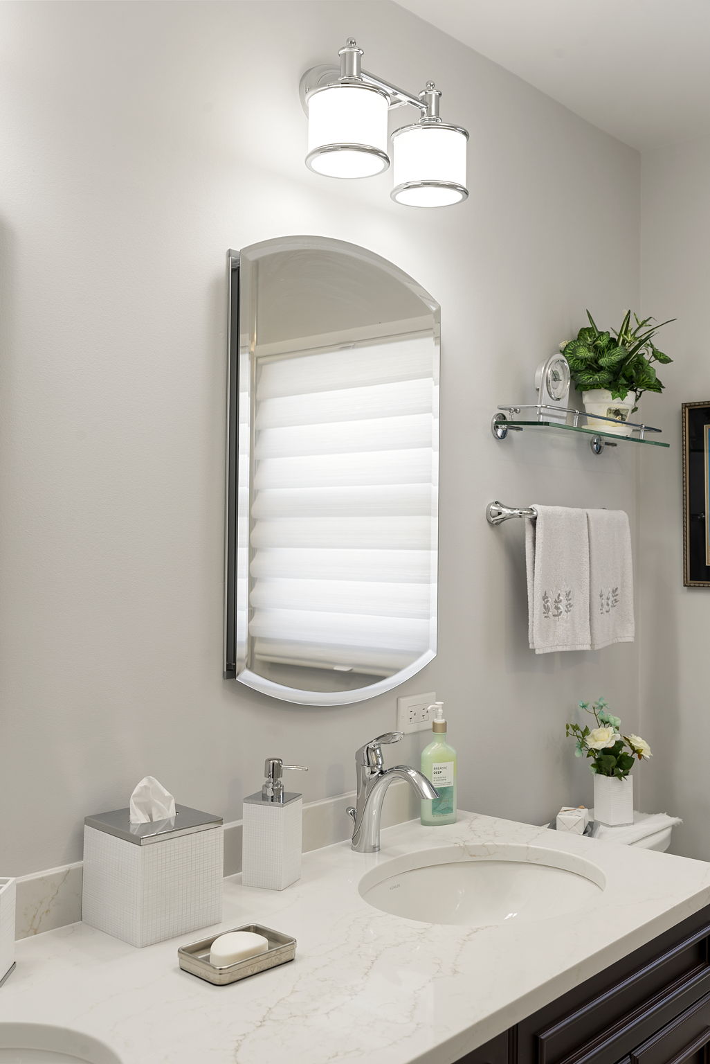 https://5237130.fs1.hubspotusercontent-na1.net/hubfs/5237130/Images/2.1%20Portfolio%20Page%20/Bathroom%20-%20Hemmer/2-web-or-mls-1048-captains-ln.jpg