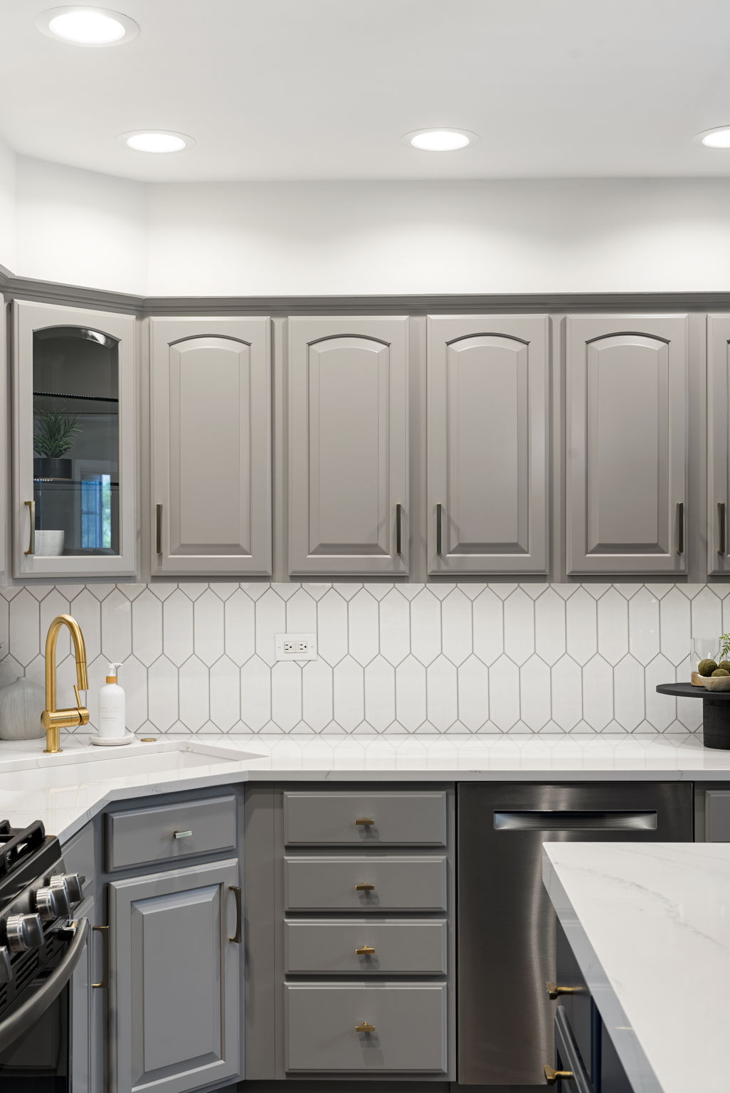 https://5237130.fs1.hubspotusercontent-na1.net/hubfs/5237130/Images/2.1%20Portfolio%20Page%20/Kitchen%20and%20Bath-%20Delarco/3-web-or-mls-405-langley-ct.jpg